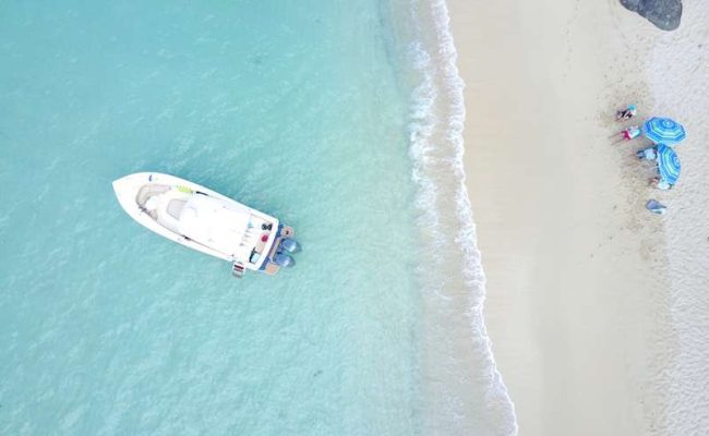 Motor_Yacht_Midnight_Moon_beach_picnic